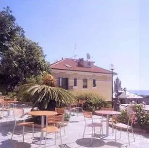 Palace 3*