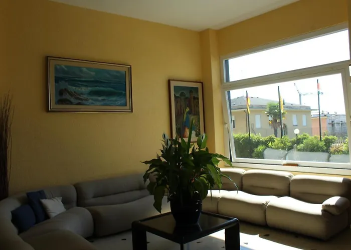 Palace 3* فاراتسي