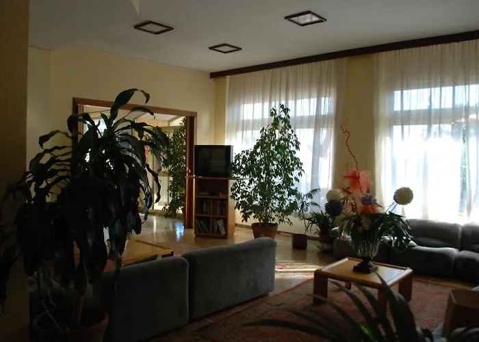 Palace 3* فاراتسي